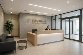 Svetlá lobby so sedením a logom firmy